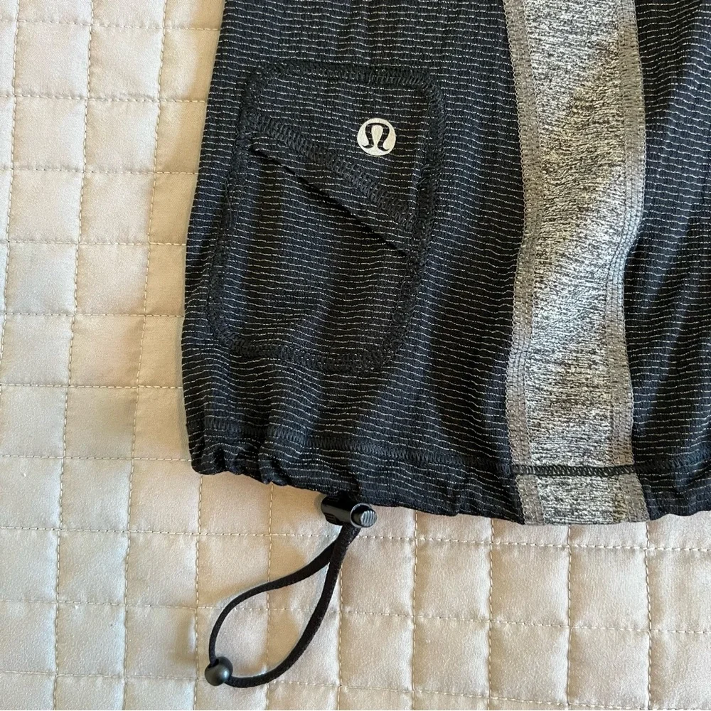Lululemon • Black & Gray Run Revitalize Tech Tee • Size 6 - Picture 4 of 5